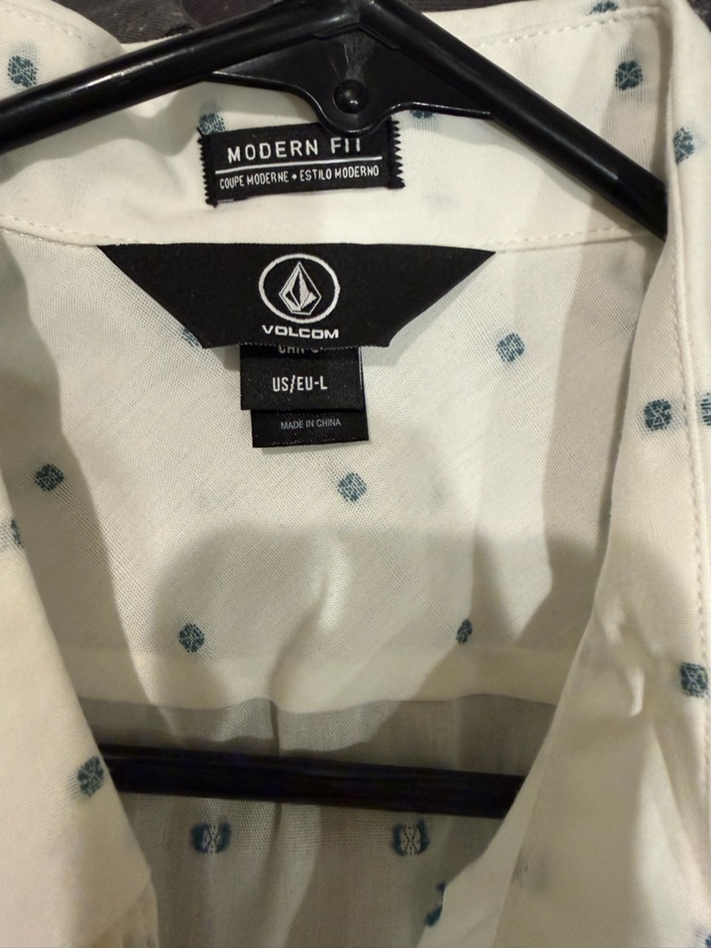 Volcom Men's White Short-Sleeve Button-Up Shirt with Navy Dot Print - Picture 2 of 3